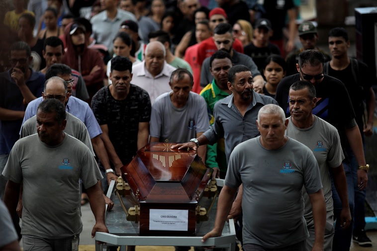 Foto: Cientos de personas asisten al funeral de las víctimas del tiroteo en la escuela Raul Brasil, en Suzano, el 14 de marzo de 2019
