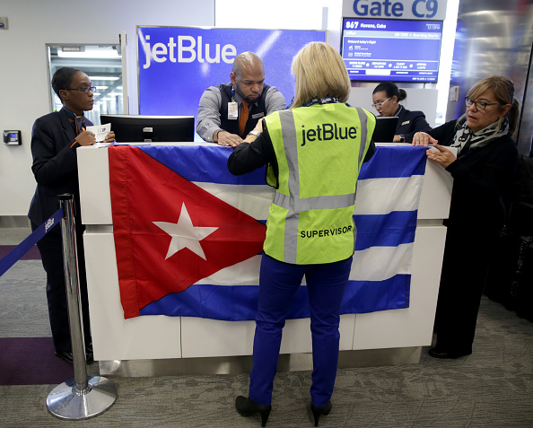 Foto: Colocan una bandera cubana sobre el vuelo inaugural de Jet Blue desde el Aeropuerto Internacional Logan de Boston a La Habana, Cuba. El 10 de noviembre de 2018