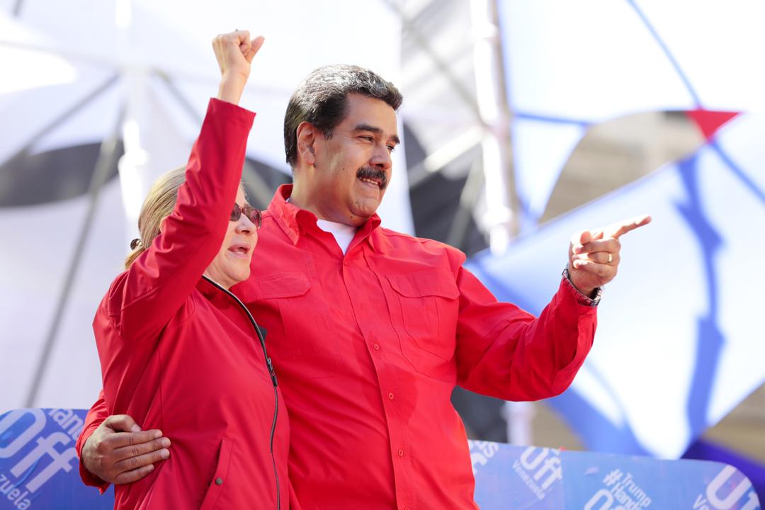 Foto: Nicolás Maduro, presidente de Venezuela, y su esposa Cilia Flores saludan a un grupo de personas, el 1 de marzo del 2019