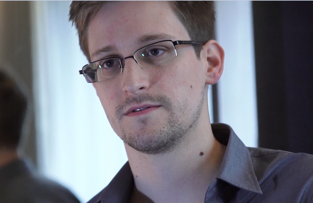 Foto: El exanalista de la CIA, Edward Snowden, habla durante una entrevista en Hong Kong sobre un programa espía de la Agencia de Seguridad Nacional (NSA) en 2013