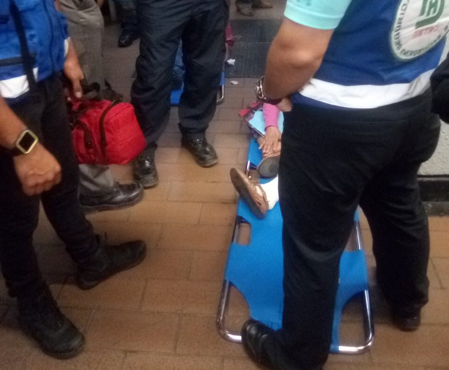 Foto: Servicios de emergencia atienden a una mujer tras caer por la falla de una escalera eléctrica en la estación Mixcoac del Metro de Ciudad de México, el 5 de marzo del 2019