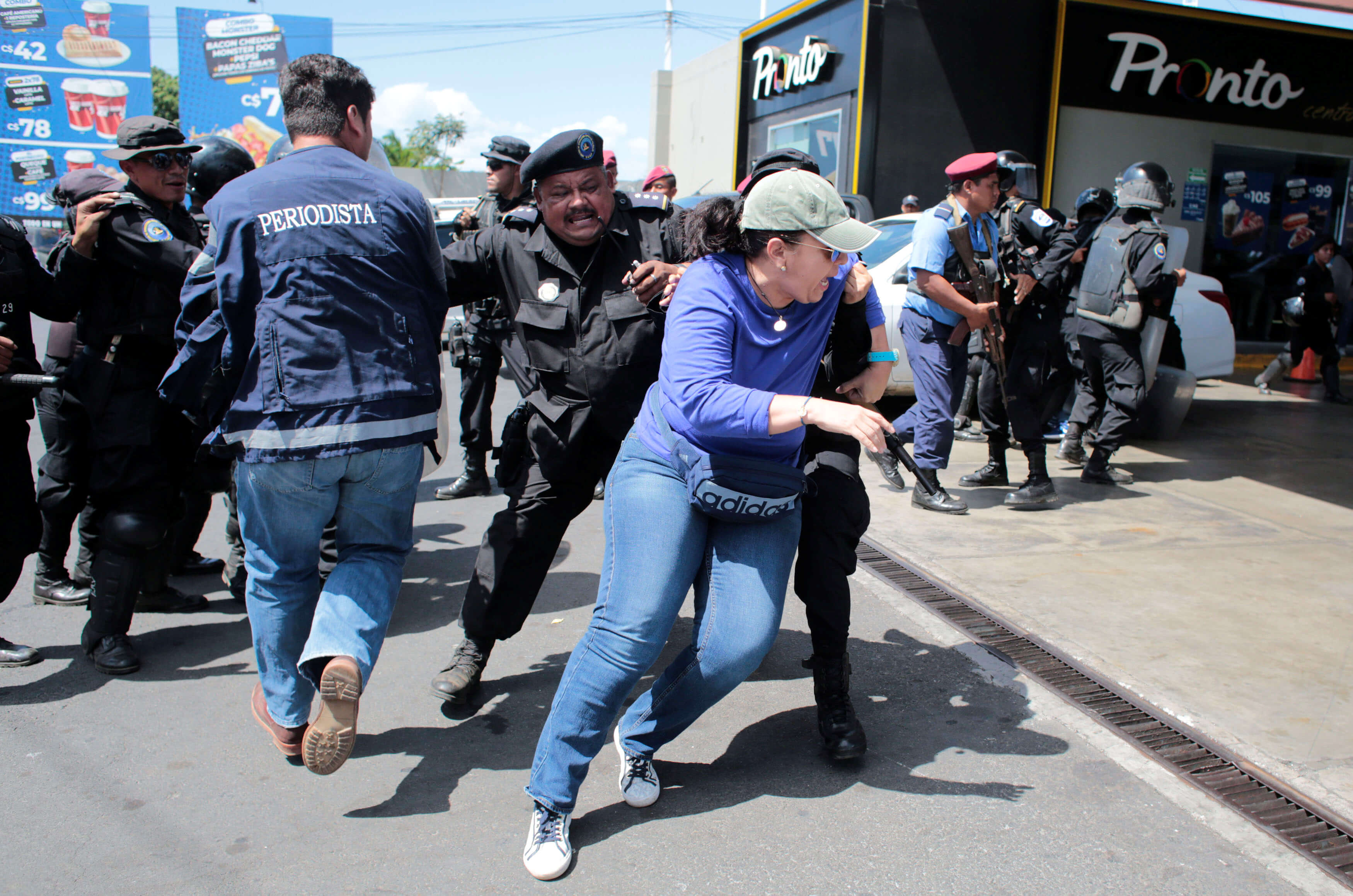 Foto: Policías nicaragüense dispersan una manifestación contra el presidente Daniel Ortega en calles de Managua. El 16 der marzo de 2019