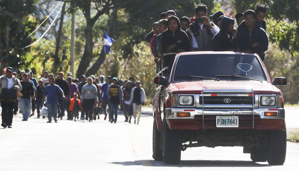 Foto: Un grupo de migrantes hondureños caminan hacia un control fronterizo en Guatemala. El 16 de enero de 2019