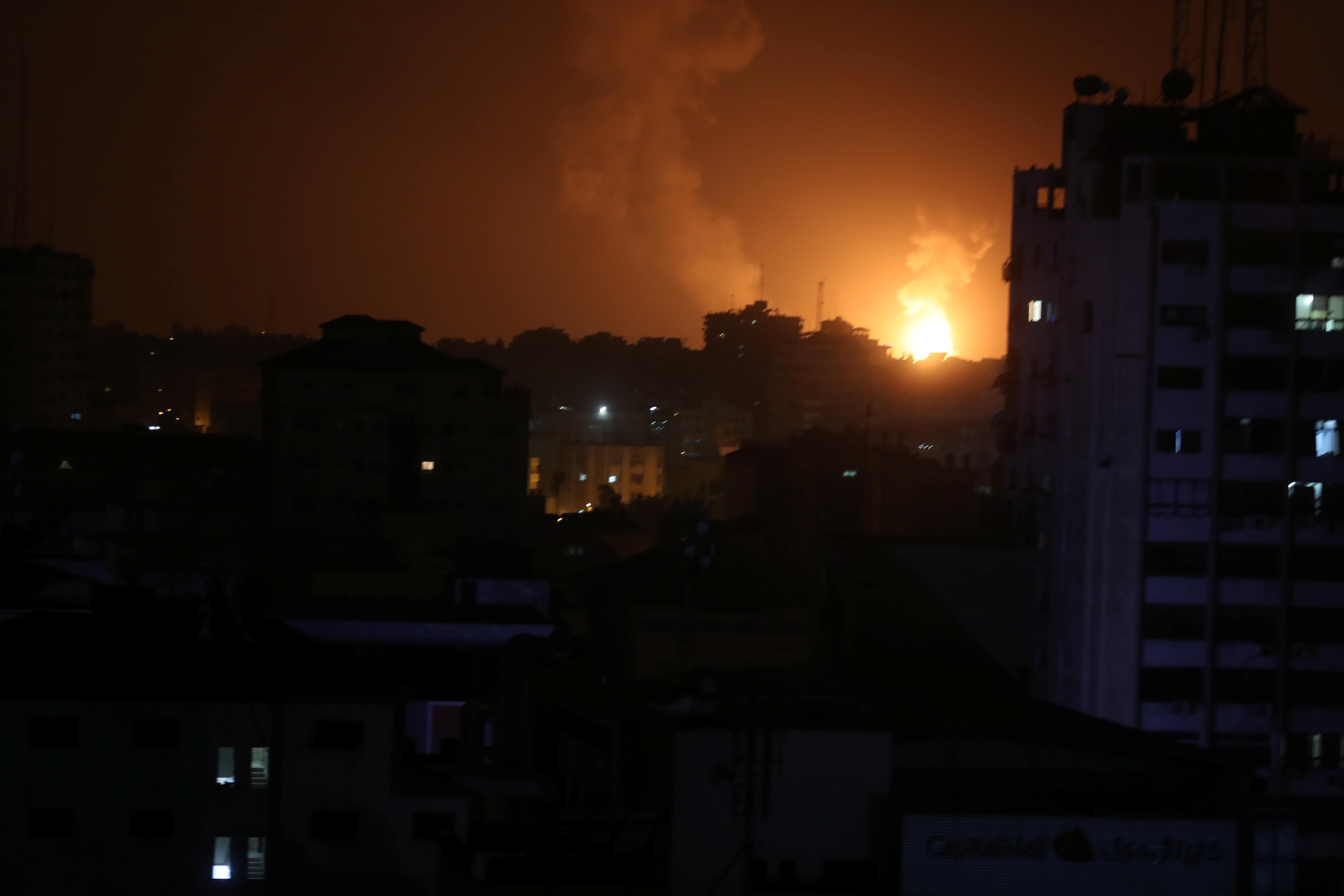 Foto: Se ve humo y llamas durante un ataque aéreo israelí en la Franja de Gaza. El 15 de marzo del 2019