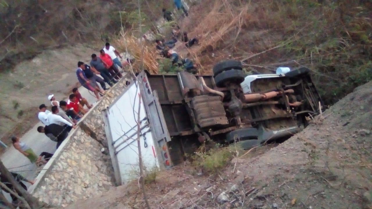 Foto: Un camión se volcó a la altura de río Bombaná, en Chiapas, México, en donde al menos 23 migrantes centroamericanos murieron, el 7 de marzo del 2019
