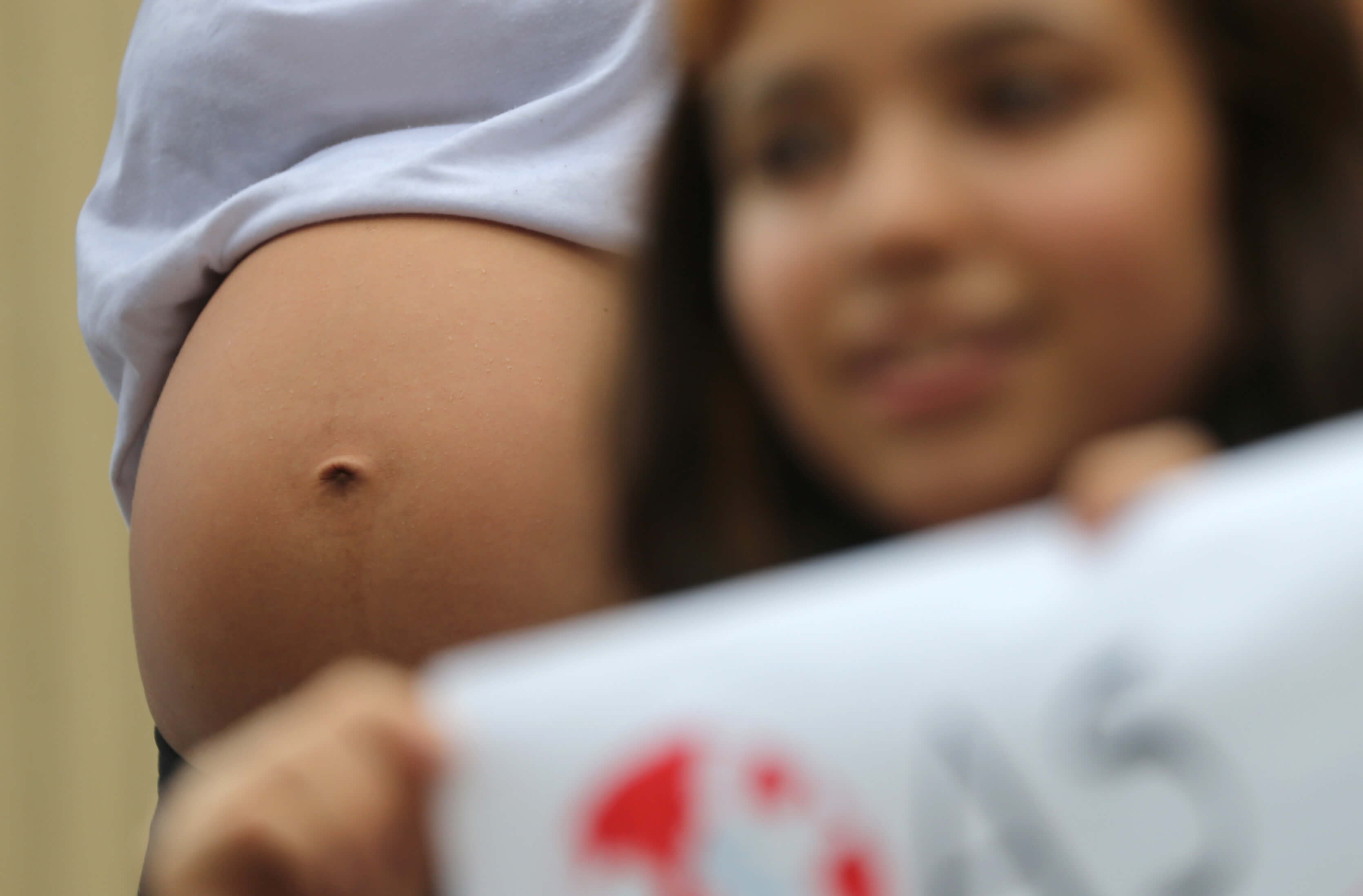 Foto: Una mujer embaraza participa en una protesta. El 15 de marzo de 2019