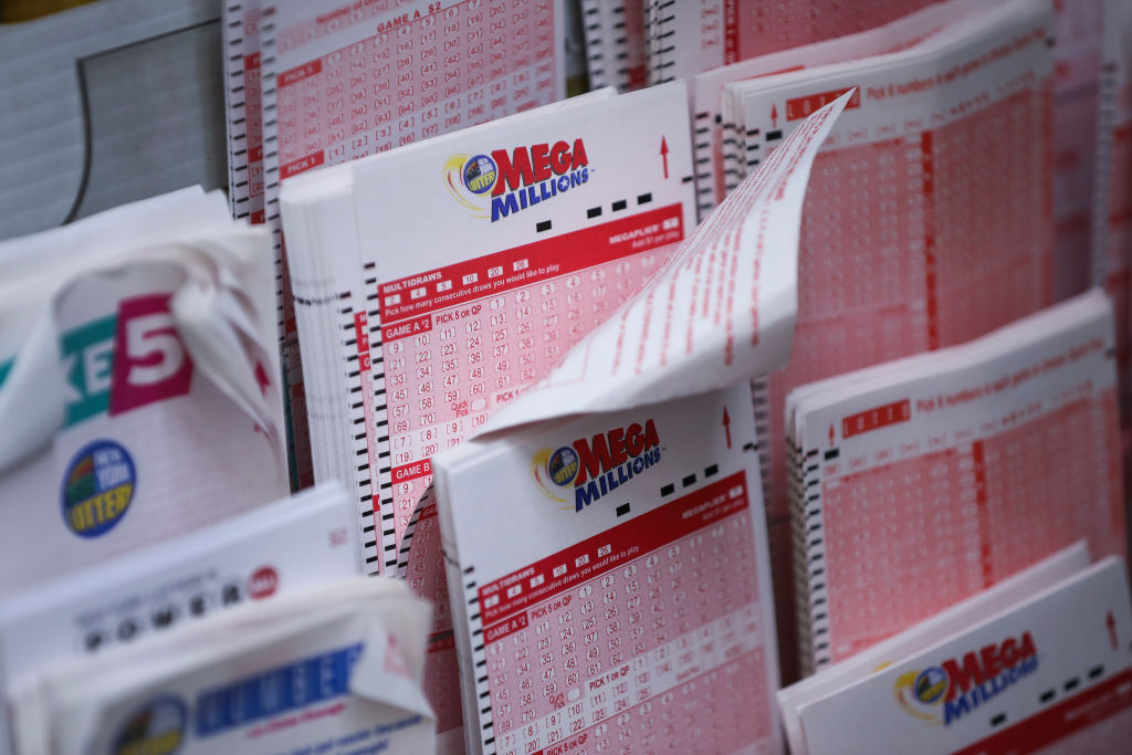 Foto: Boletos de la lotería Mega Millions en una tienda de conveniencia en Nueva York, EEUU, el 13 de octubre de 2018