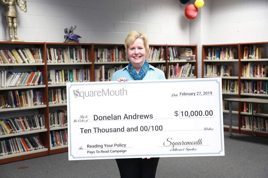Foto: Donelan Andrews sostiene un cheque por 10 mil dólares, el 5 de marzo del 2019
