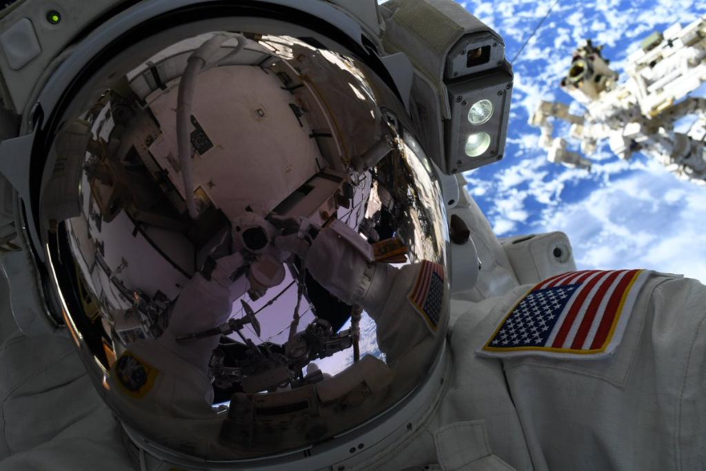 Foto: Un astronauta se toma una selfie durante caminata espacial