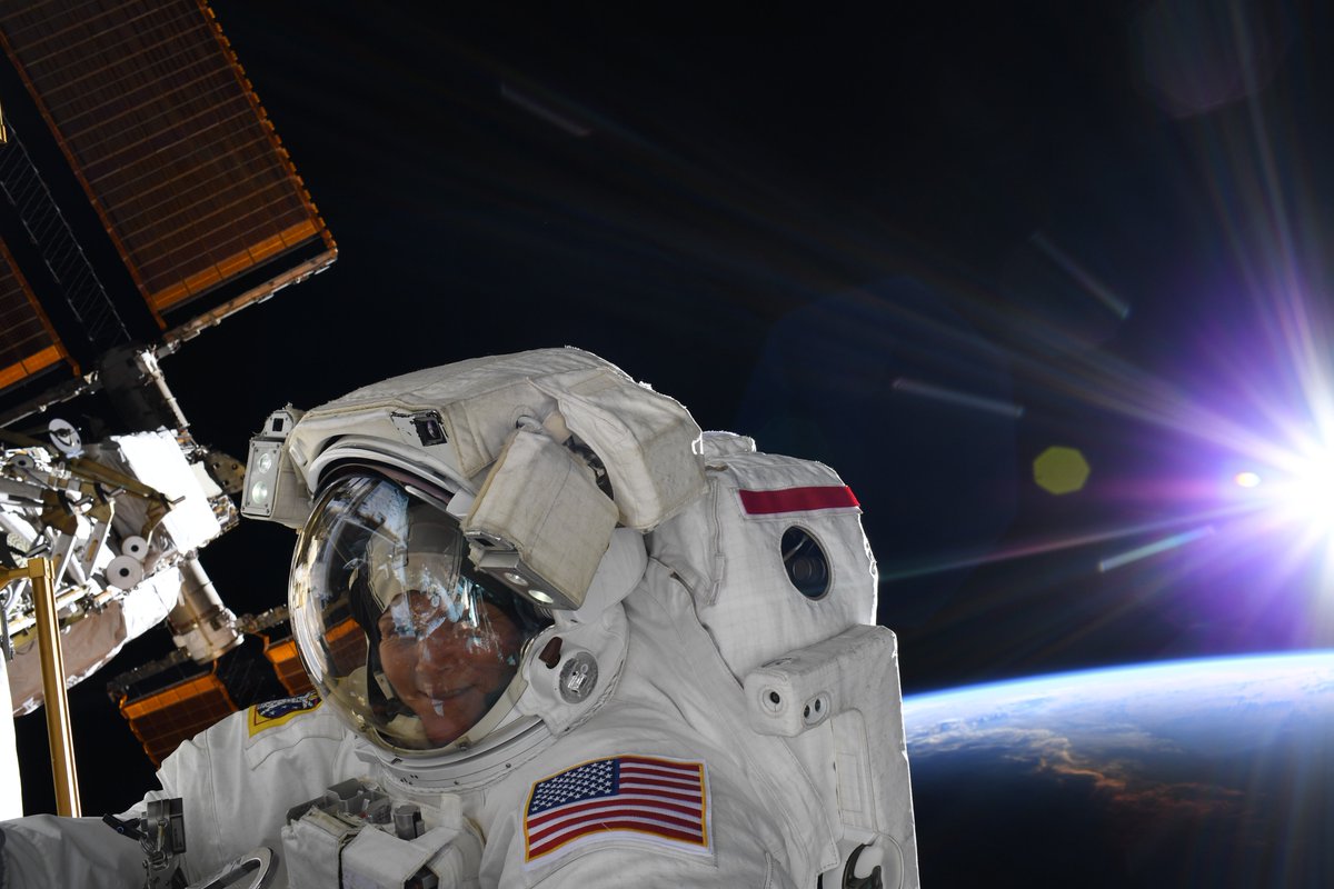 Foto: La astronauta Ane McClain se toma una selfie afuera de la Estación Espacial Internacional (EEI). El 25 de marzo de 2019