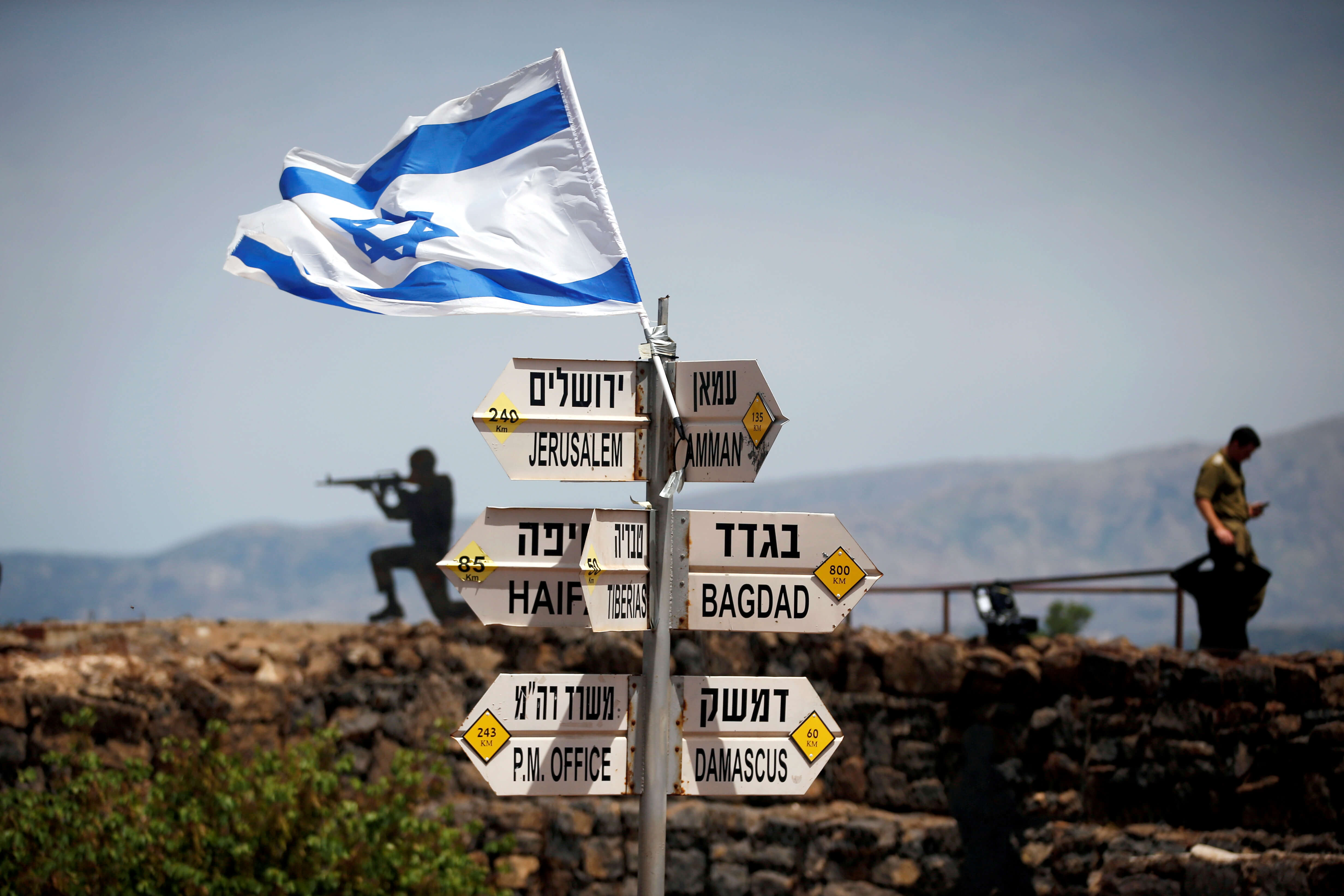 Foto: Un soldado israelí parado cerca de un puesto de observación en los Altos del Golán. El 10 de mayo de 2018