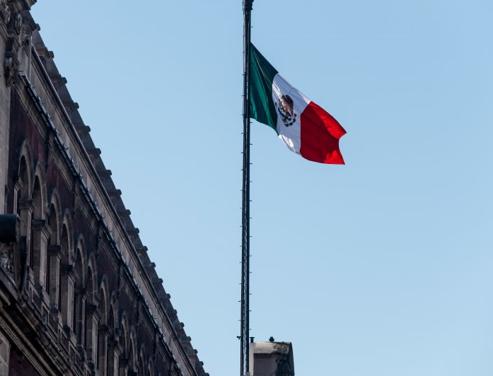 Foto: La bandera de México ondea sobre el Palacio Nacional en la Plaza de la Constitución, en la Ciudad de México, el 21 de enero de 2019