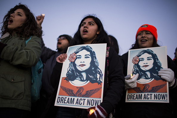 Senadores proponen vía legal para proteger a 'dreamers' de deportación en EEUU