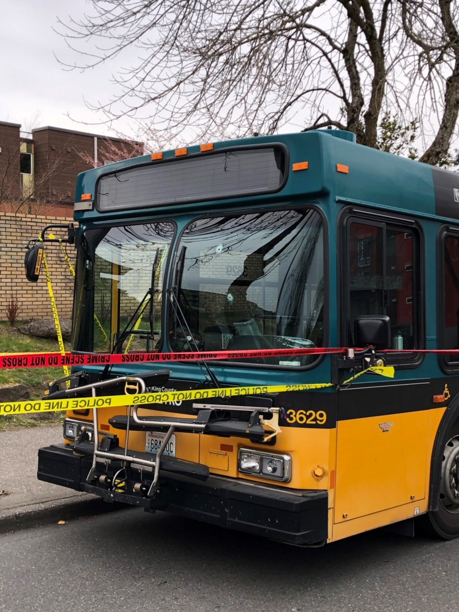 Foto: Una persona disparó contra un autobús del trasporte público en Sand Point Way, en Seattle, Estados Unidos. El 27 de marzo de 2019