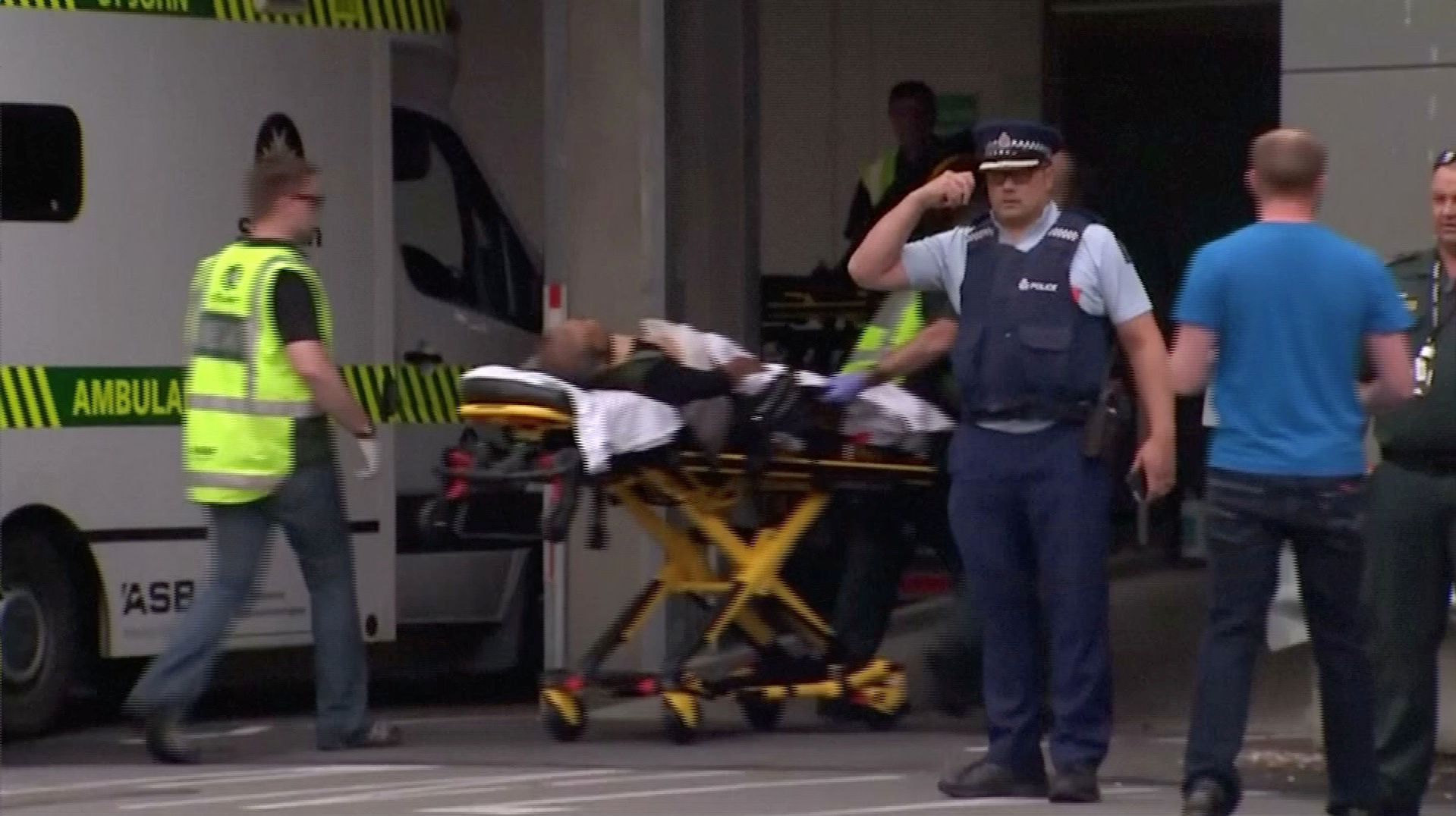 Foto: Servicios de emergencia atienden a una persona herida durante un tiroteo en una mezquita de Nueva Zelanda. El 15 de marzo del 2019