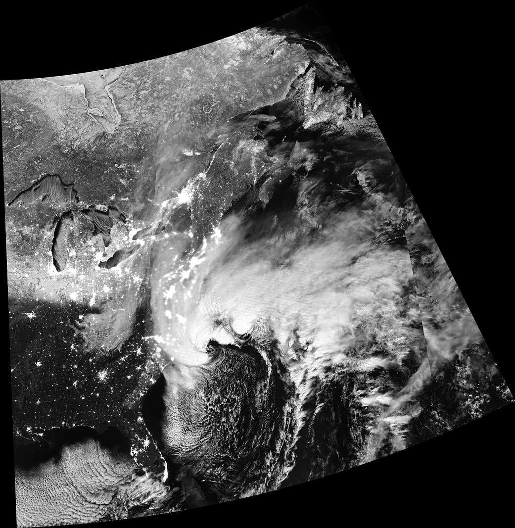 Foto tomada en enero de una 'bomba ciclónica' que llega por la costa este de EU (NASA NASA Earth Observatory)