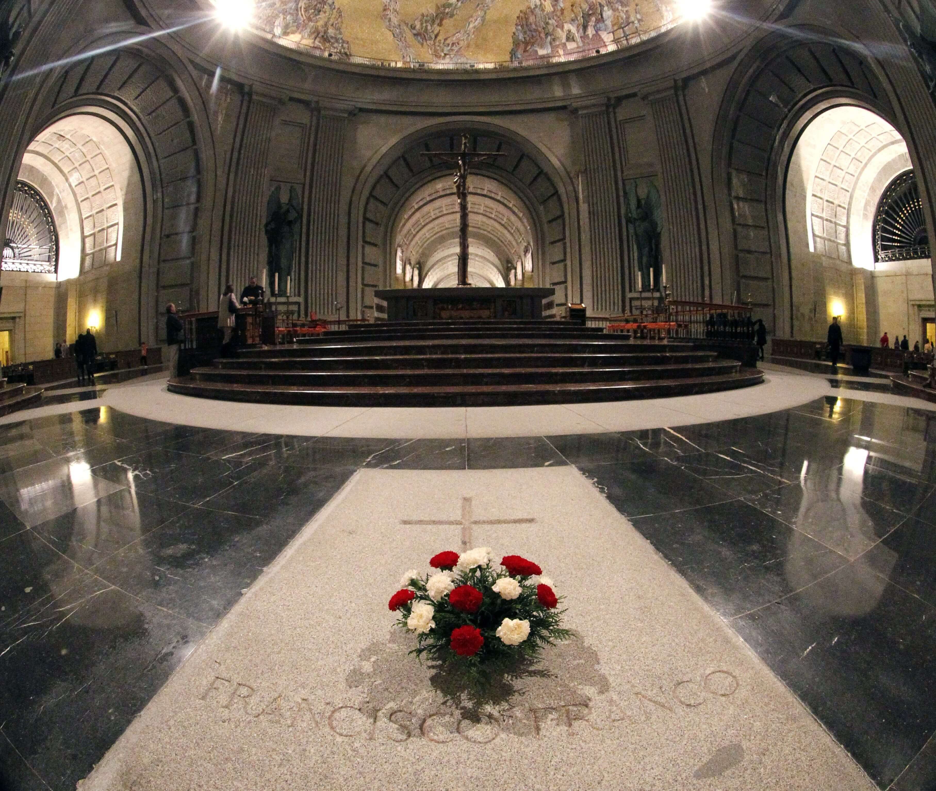 Foto: Interior de la Basílica del Valle de los Caídos donde está enterrado el dictador español Francisco Franco. El 3 de diciembre de 2011
