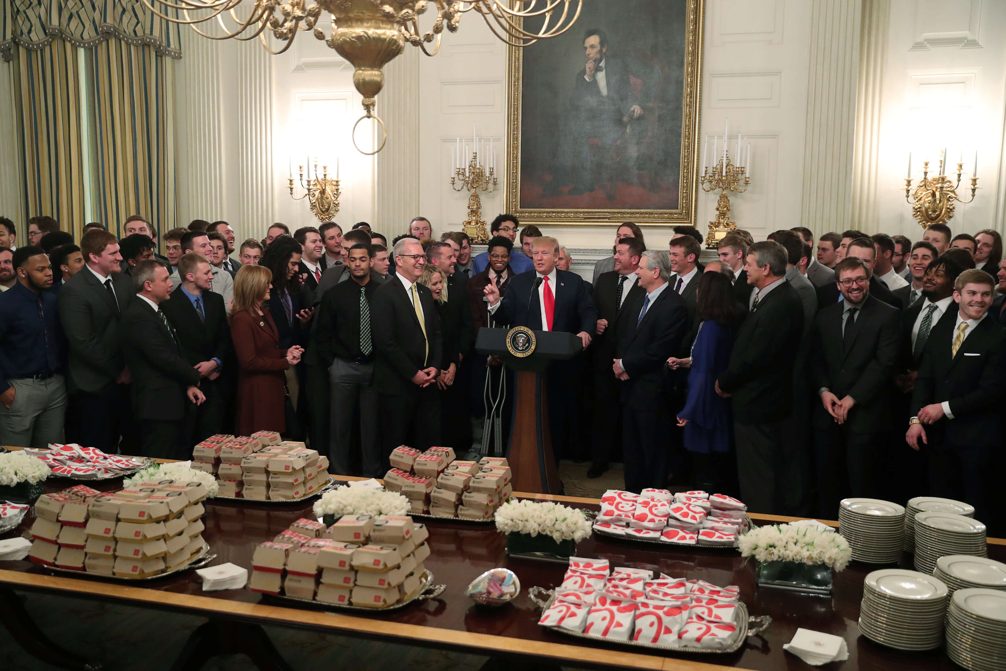 Foto: El presidente de Estados Unidos, Donald Trump, recibe con comida rápida a los jugadores del equipo de futbol americano North Dakota State Bison, el 4 de marzo de 2019