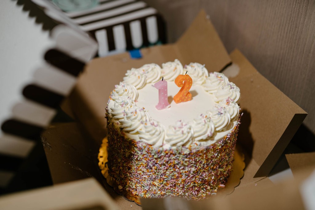 Fotografía de un pastel que fue presentado a Brown a 12 años desde el anuncio de su cura de VIH, en la Biblioteca Pública de Seattle el pasado domingo (Grant Hindsley para The New York Times)