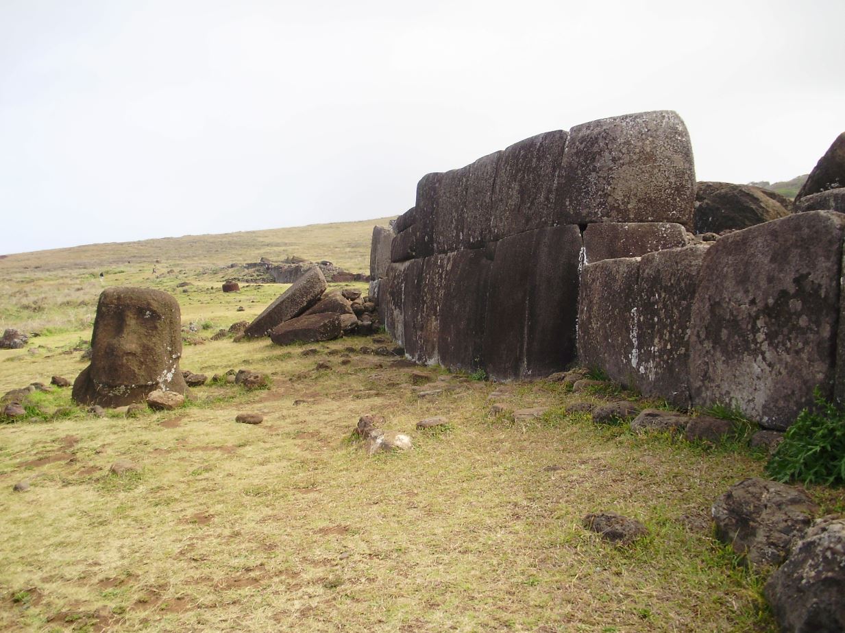 Fotografía de una Ahu Vinapu ubicado en Rapa Nui, o Isla de Pascua, ahora territorio chileno. (Jorge Morales Piderit Wikimedia Commons)