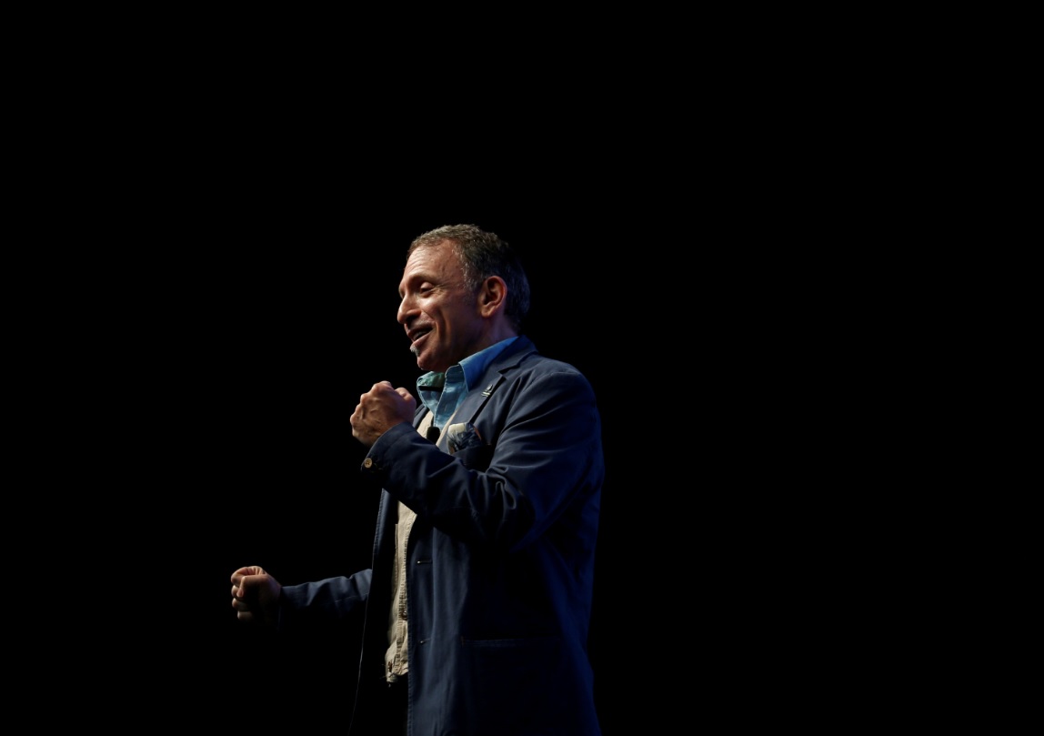 Foto: El fotógrafo Yannis Behrakis pronuncia un discurso en las Conferencias de Estoril, Portugal, 30 de mayo de 2017 (Reuters)
