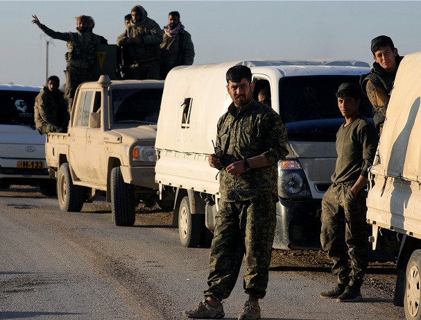 Foto: Combatientes de las Fuerzas Democráticas de Siria (SDF) parados en una carretera cerca del pueblo de Baghouz, provincia de Deir Al Zor, Siria, el 9 de marzo del 2019