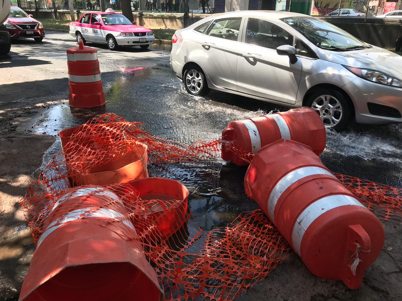 Fuga de agua afecta a vecinos en la calzada México-Xochimilco