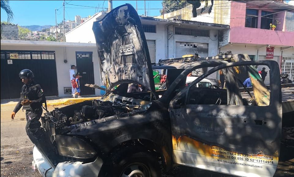Foto: Hombres armados incendian dos grúas en Acapulco, 11 de marzo 2019. (Twitter @AcapulcoCity)