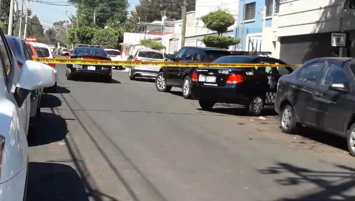 Foto: El escolta de la menor al percatarse de la presencia de tres sujetos a bordo de un auto compacto realizó detonaciones con su arma de fuego, el 1 de marzo de 2019 (Twitter @Jalisco_Rojo)