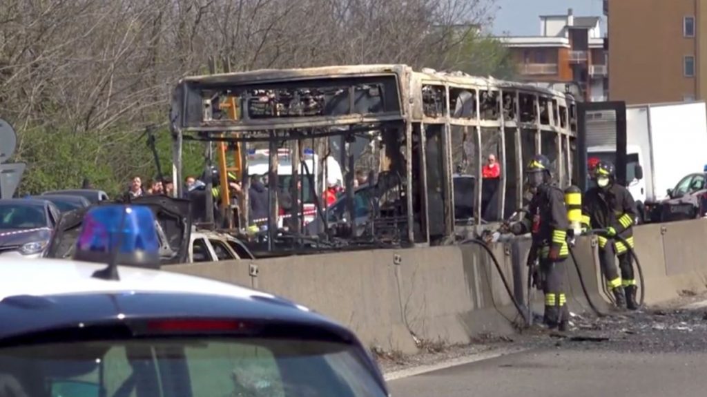 Foto Hombre incendia autobús escolar en Milán, Italia 20 marzo 2019