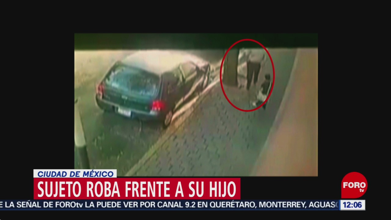 Hombre roba artículos de un auto, acompañado por su hijo