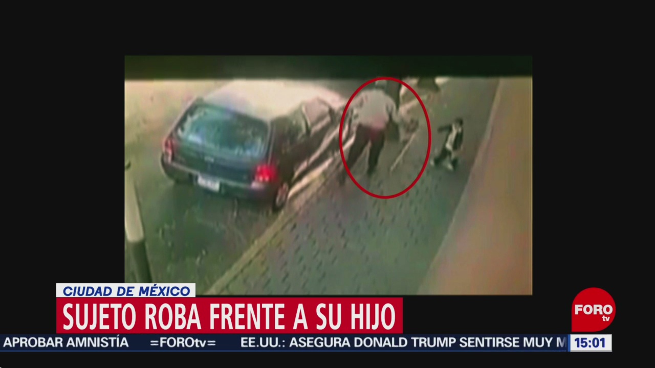Foto: Hombre roba artículos de un vehículo frente a su hijo