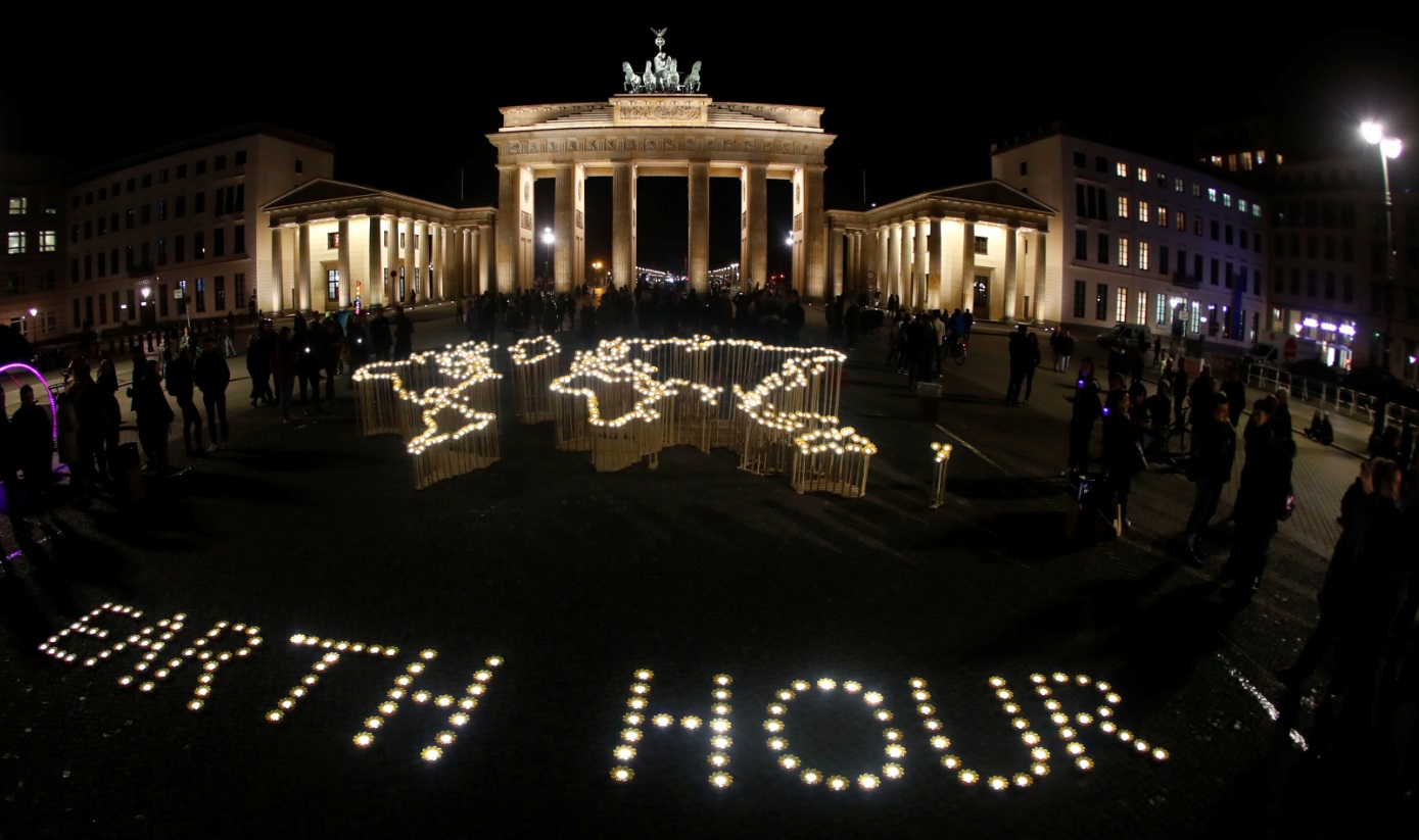 Foto: La Puerta de Brandenburgo durante la Hora del Planeta en Berlín, marzo 30 de 2019 (Reuters)
