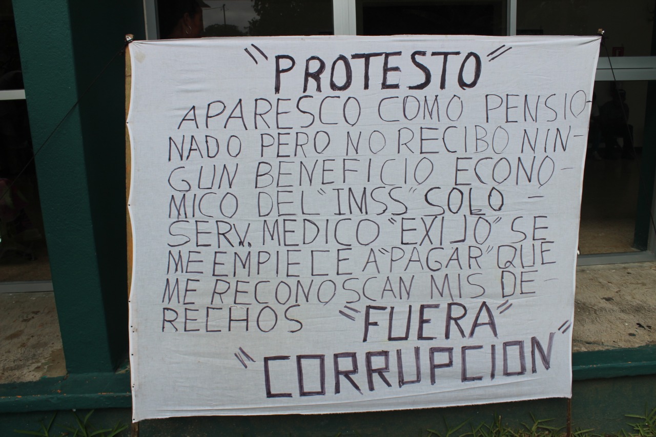 Imagen con la leyenda utilizada por Cruz Parra en su protesta este viernes frente a la clínica 20 del IMSS en Frontera (Grupo Cantón)