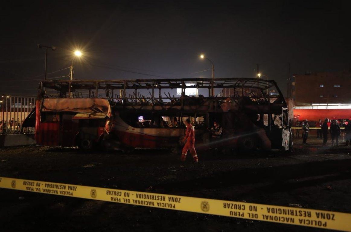 Mueren al menos 20 personas en incendio de autobús en Perú