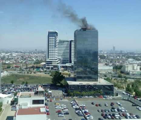 Incendio afecta Torre Titanium de Puebla