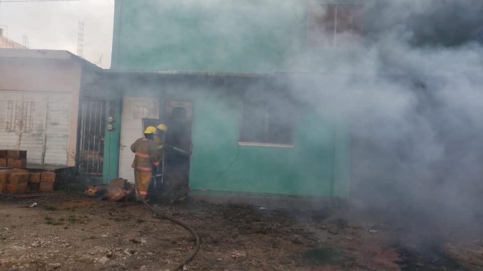 Foto: Incendio consume fábrica de veladoras en Chiapas 25 marzo 2019