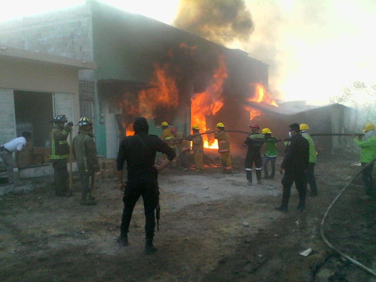 Incendio consume fábrica de veladoras en Tuxtla Gutiérrez, Chiapas
