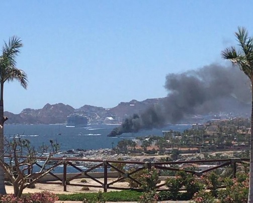 Se incendia yate en playa Médano en Cabo San Lucas