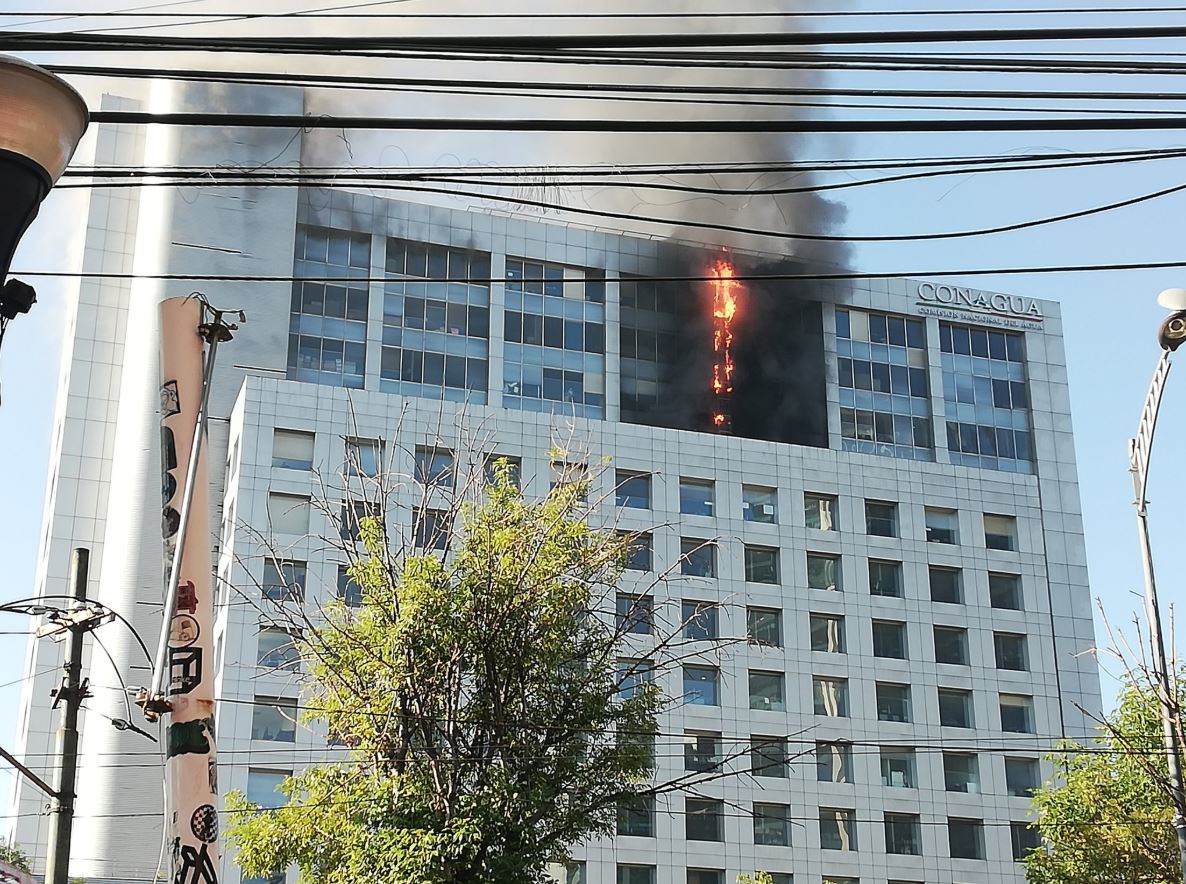 Se registra un fuerte incendio en edificio de Conagua en la CDMX