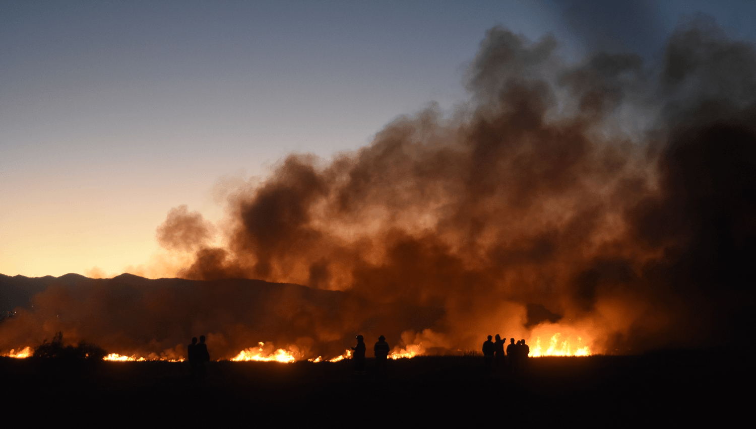 Incendio en pastizales de Xochimilco, cerca de viviendas