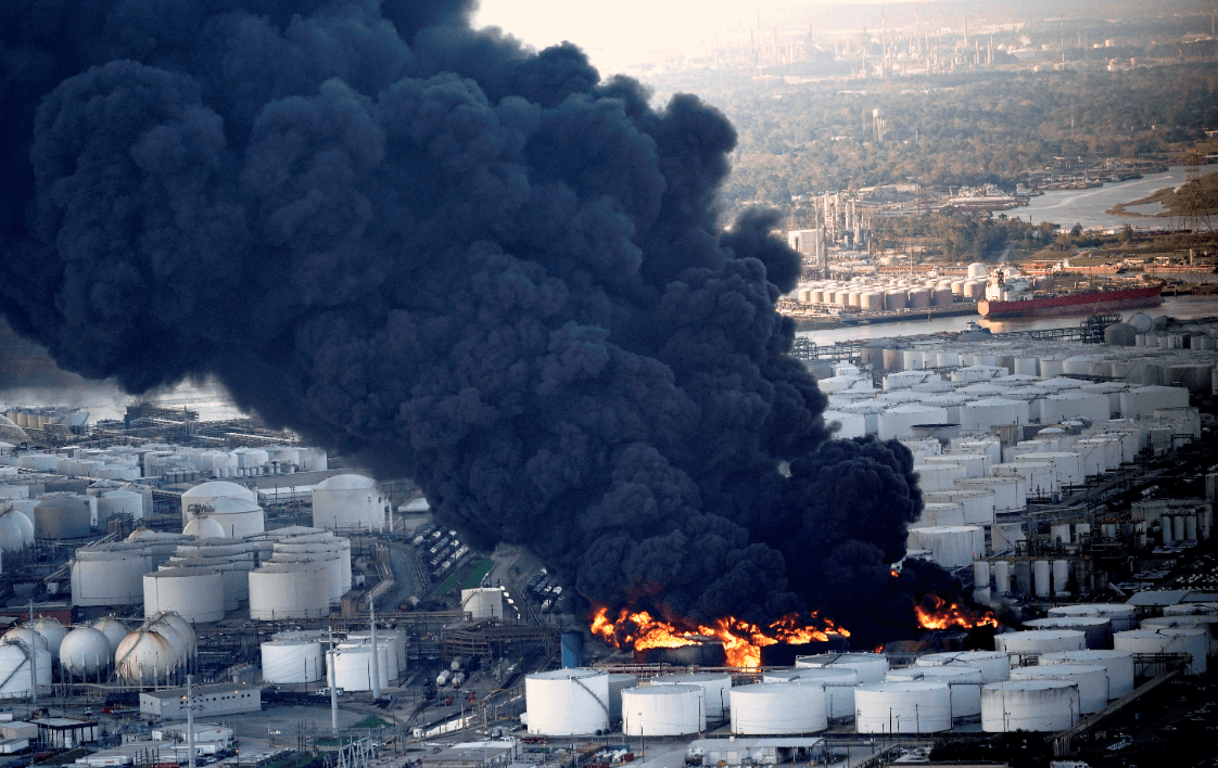 Bomberos luchan contra incendio en planta petroquímica de Texas