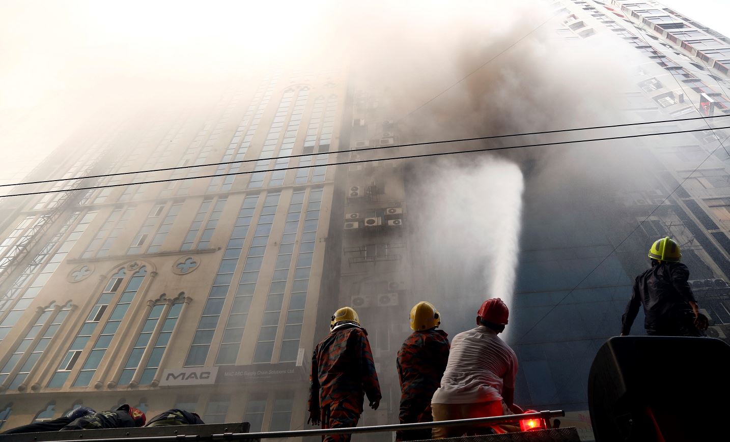 fOTO: Bomberos de Bangladesh intentan apagar el incendio que se ha producido en un rascacielos, 28 MARZO 2019
