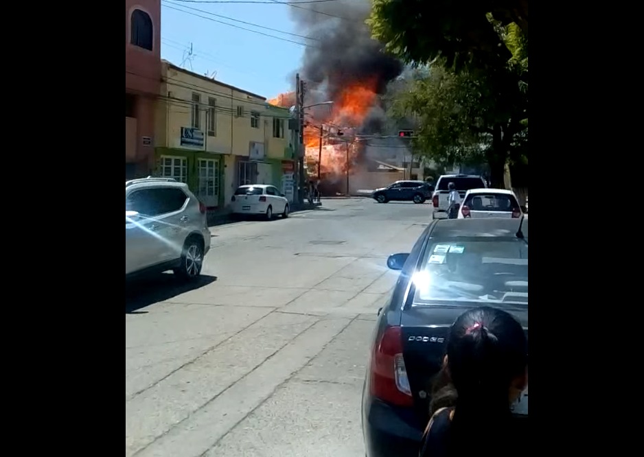 Foto: Un incendio consume un restaurante ubicado cerca del Centro Histórico de San Luis Potosí, marzo 24 de 2019 (Twitter: @fronterainfo)