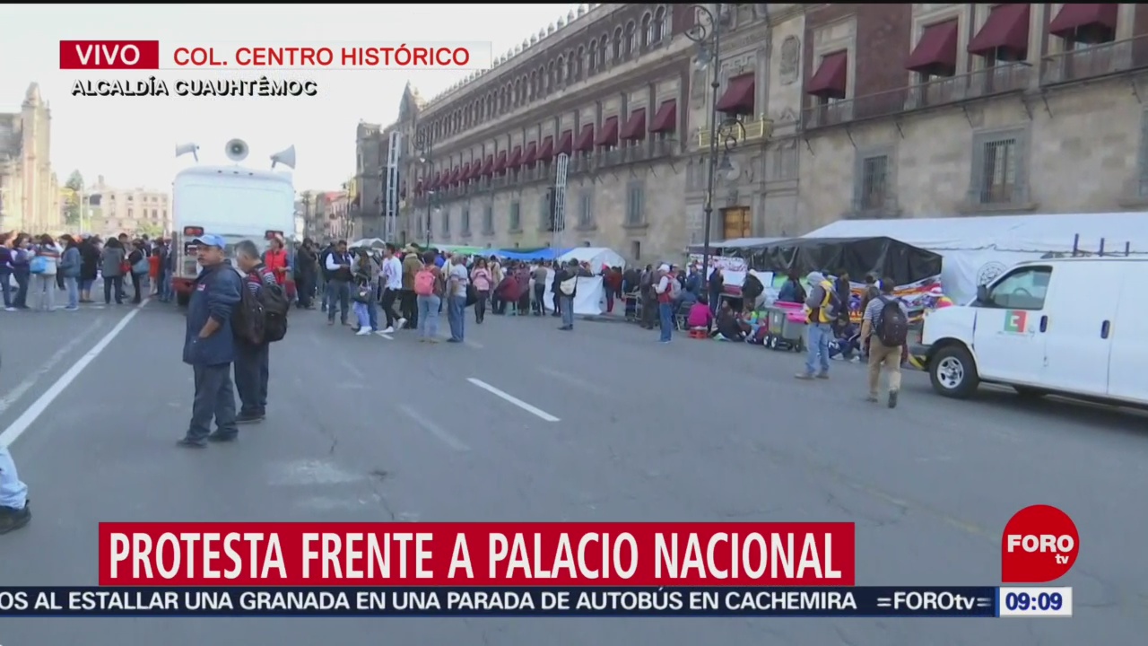 Integrantes de la CNTE se manifiestan frente a Palacio Nacional