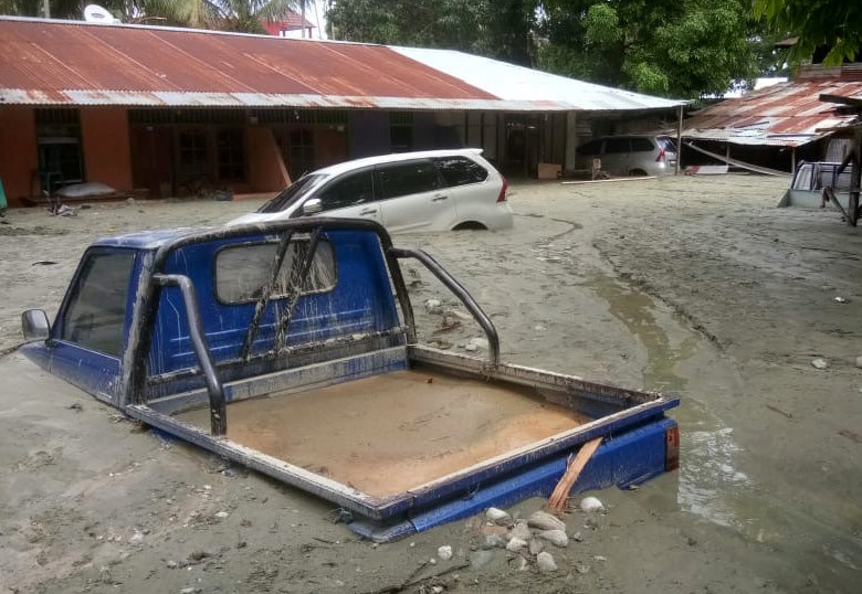 Foto: Los autos se sumergen en lodo después de una inundación en Sentani, Papua, Indonesia, 17 de marzo de 2019 (Reuters)