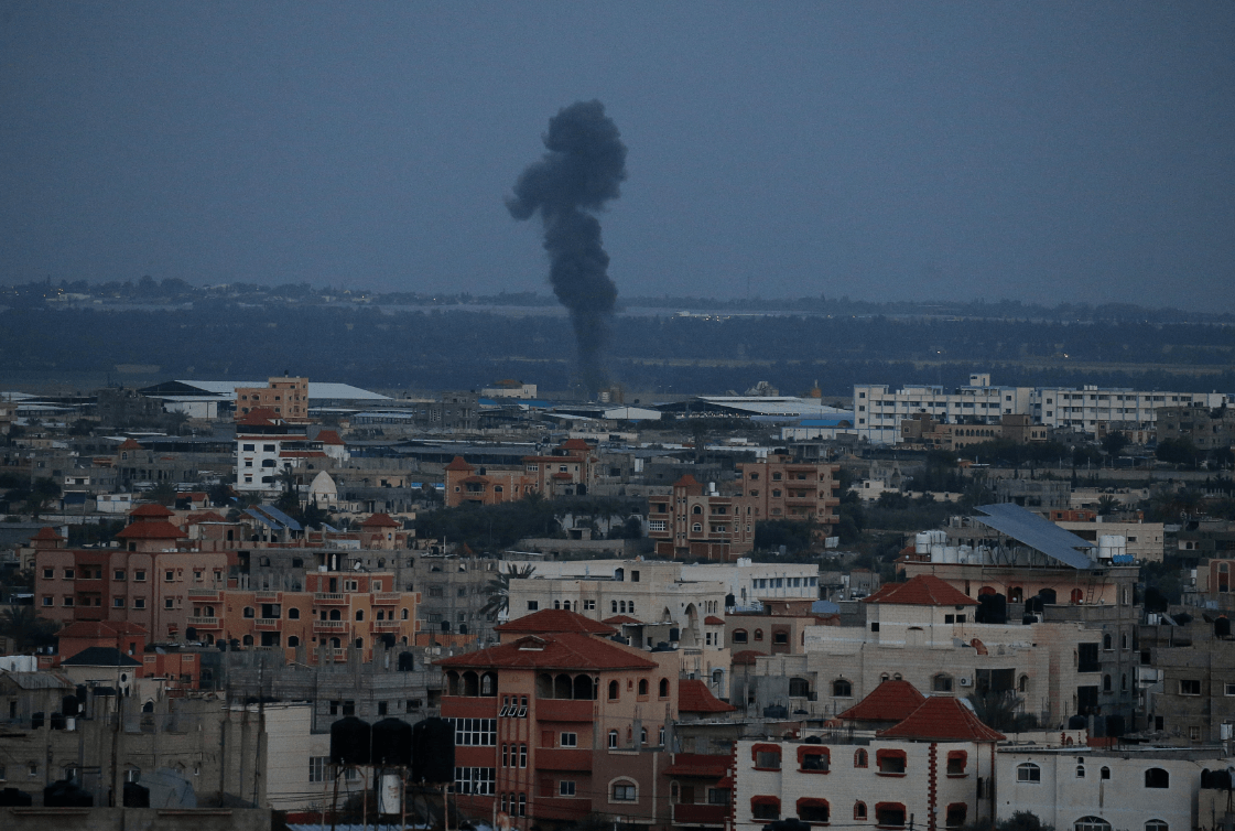 Israel bombardea Gaza en respuesta a cohete sobre vivienda