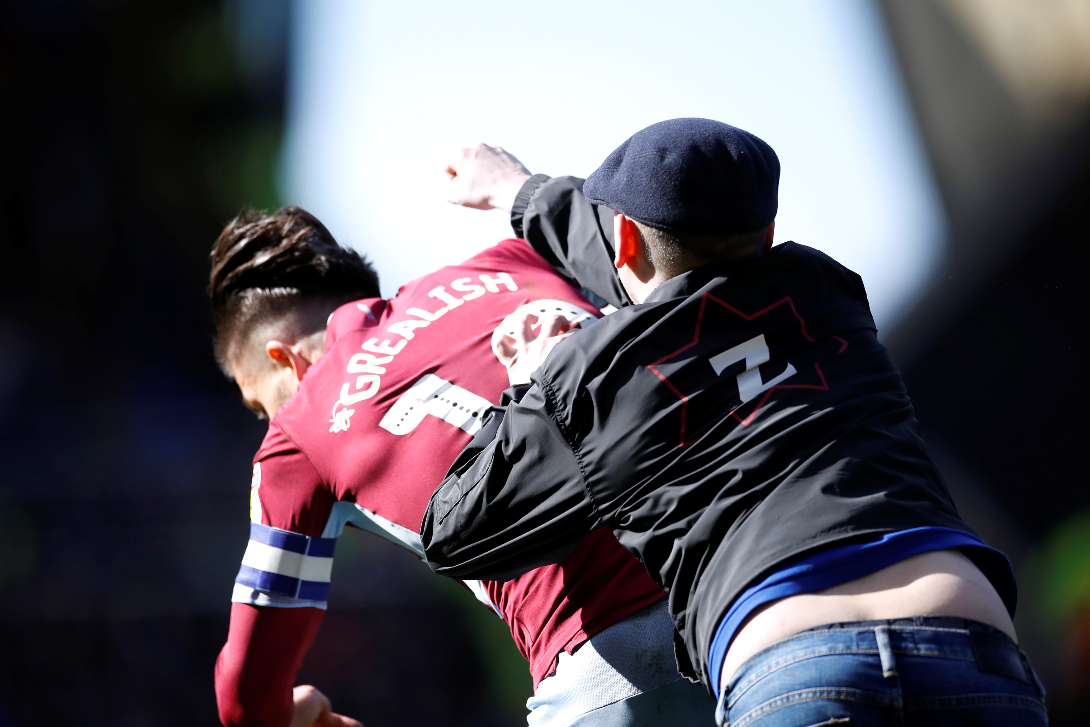 Foto: Un hincha entra a la cancha y le da un puñetazo a Jack Grealish, capitán del Aston Villa, 10 marzo 2013