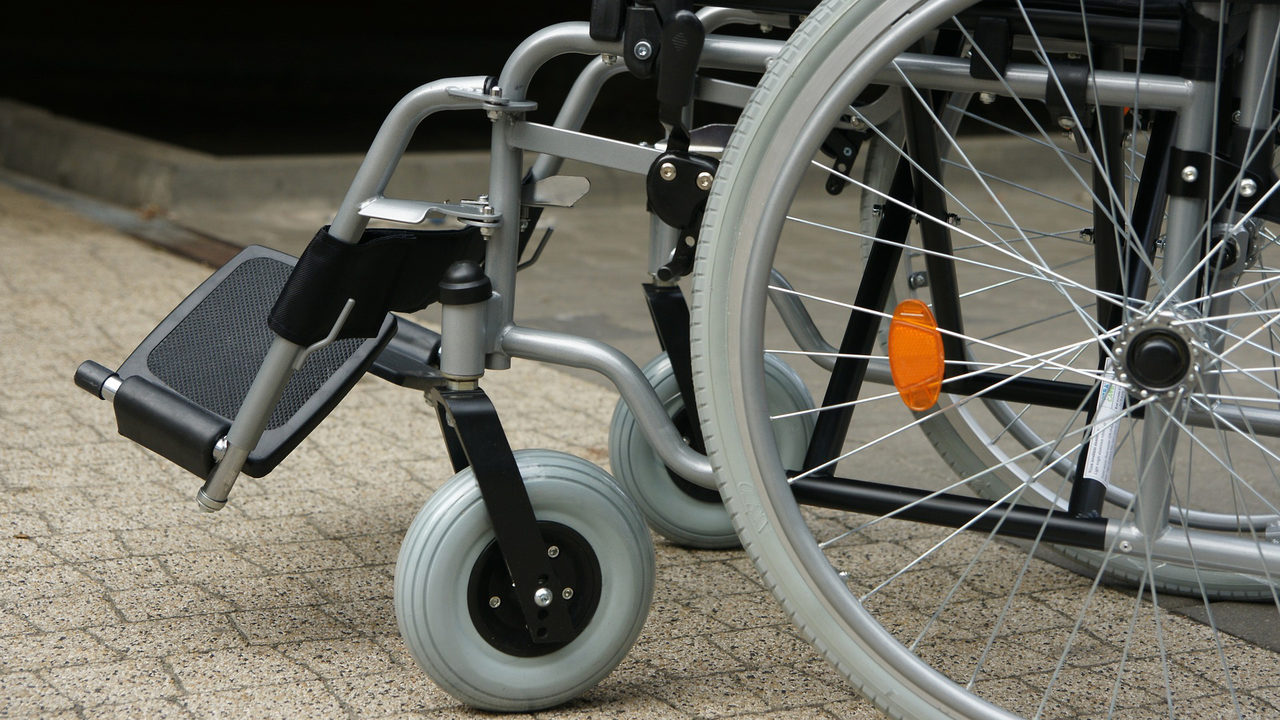 Joven trabaja y ahorra 2 años para comprar silla de ruedas eléctrica a su amigo