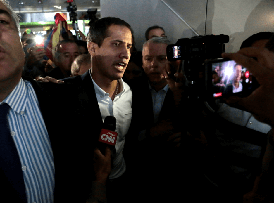 Guaidó regresa a Venezuela pese a amenaza de arresto